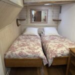 Dutch Luxe-Motor barge Dulcinea (1929) – cabin with two single beds, mirror and light wood panelling