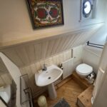 Dutch Luxe-Motor barge Dulcinea (1929) – bathroom with washbasin, toilet and porthole