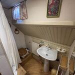 Dutch Luxe-Motor barge Dulcinea (1929) – second bathroom with washbasin, toilet and shower