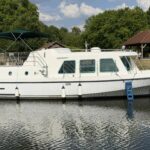 Vetus 1200 Damier Dutch motor cruiser (1992) – exterior view of the boat moored at the pontoon