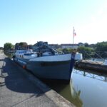Residential barge 19.46 m (1905) – bow view moored at the quay