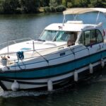 Nicols 1100 river cruiser Lodève (1998) – aerial view under way