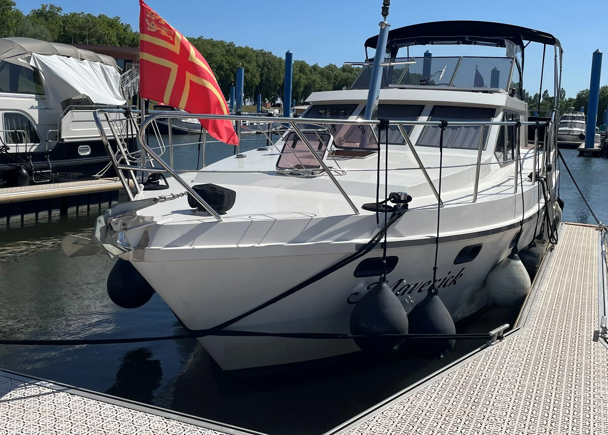 Vri-Jon Contessa 40 Maverick – Vue trois-quarts avant au ponton